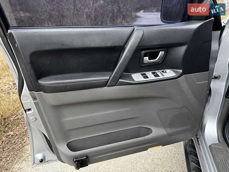 Внедорожник / Кроссовер Mitsubishi Pajero Wagon 2006 в Киеве фото 13 Внедорожник / Кроссовер Mitsubishi Pajero Wagon 2006 в Киеве