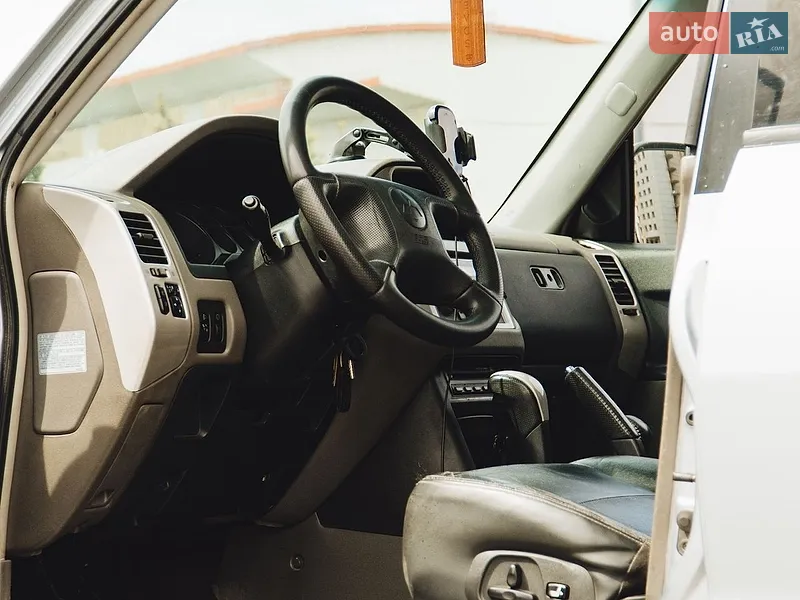 Mitsubishi Pajero Wagon 2004 VIN JMBLYV75W4J001019 фото оголошення 10 з 62