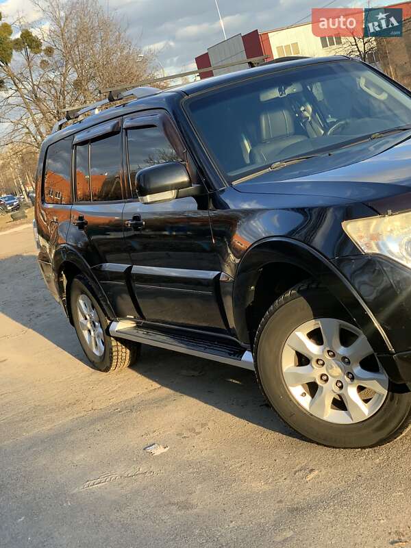 Внедорожник / Кроссовер Mitsubishi Pajero 2010 в Киеве