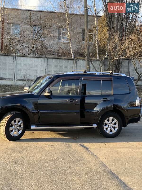 Внедорожник / Кроссовер Mitsubishi Pajero 2010 в Киеве