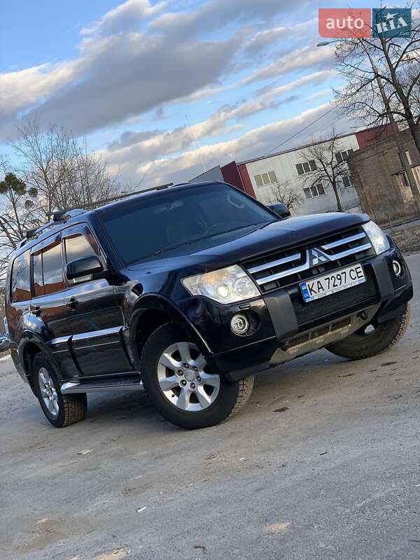 Внедорожник / Кроссовер Mitsubishi Pajero 2010 в Киеве