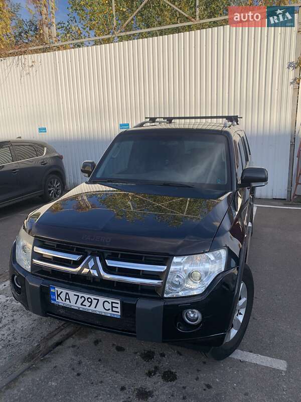 Внедорожник / Кроссовер Mitsubishi Pajero 2010 в Киеве