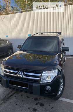 Внедорожник / Кроссовер Mitsubishi Pajero 2010 в Киеве