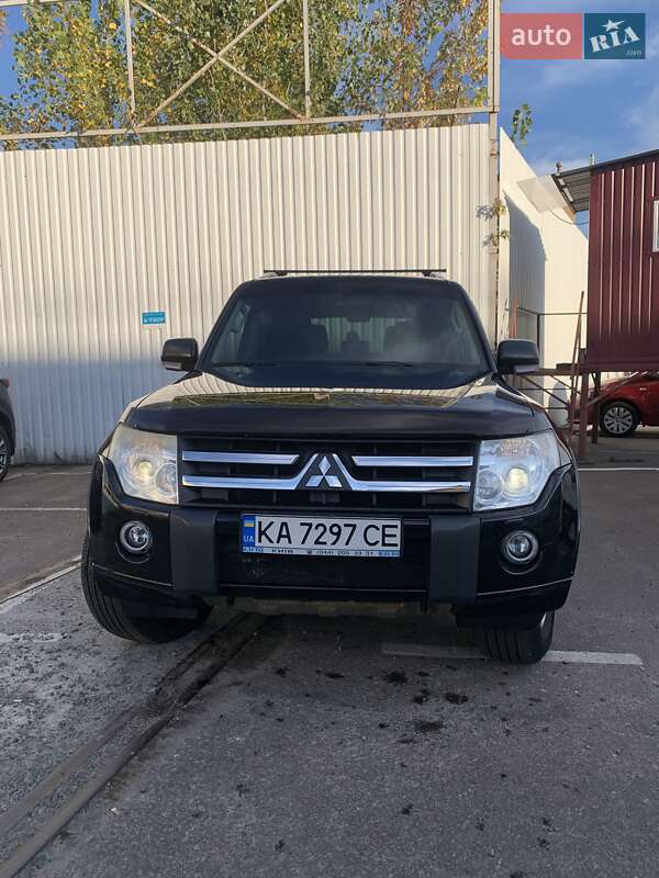 Внедорожник / Кроссовер Mitsubishi Pajero 2010 в Киеве