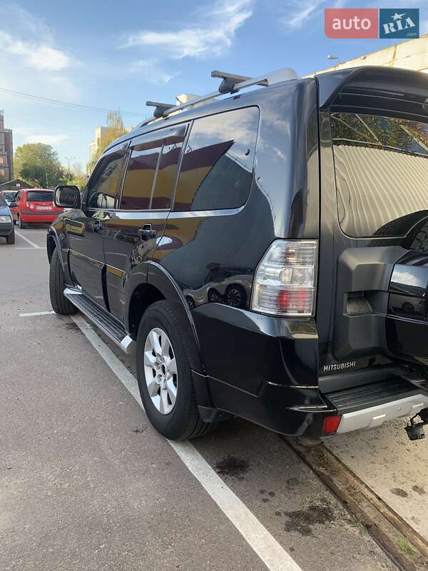 Внедорожник / Кроссовер Mitsubishi Pajero 2010 в Киеве