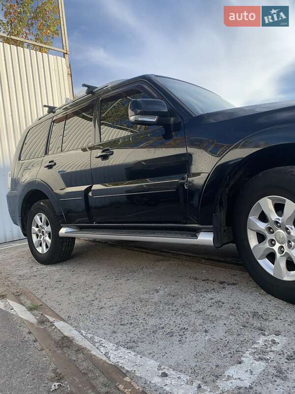 Внедорожник / Кроссовер Mitsubishi Pajero 2010 в Киеве