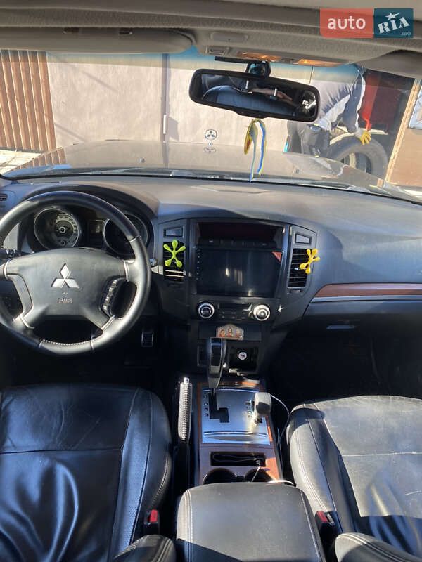 Внедорожник / Кроссовер Mitsubishi Pajero 2008 в Остроге