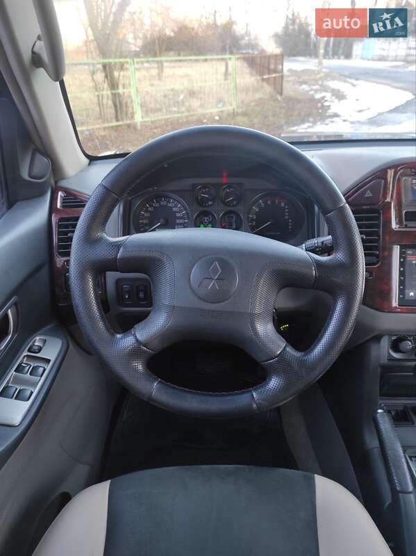 Внедорожник / Кроссовер Mitsubishi Pajero 2003 в Харькове
