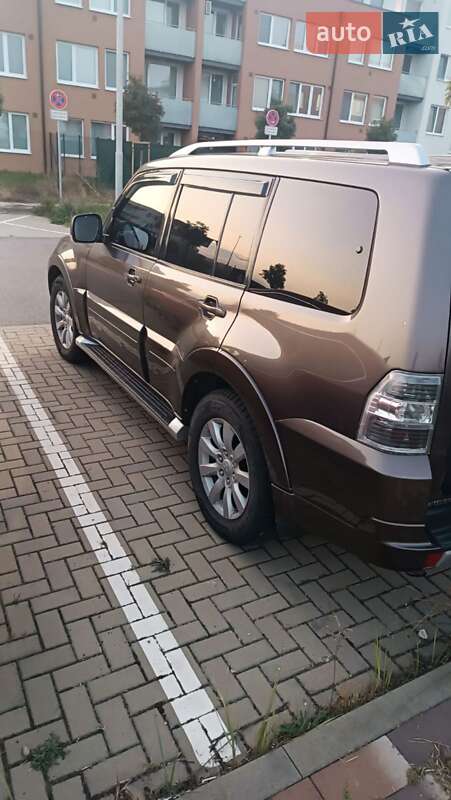 Внедорожник / Кроссовер Mitsubishi Pajero 2010 в Ужгороде