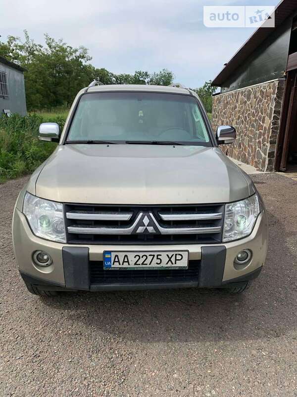 Позашляховик / Кросовер Mitsubishi Pajero 2007 в Києві