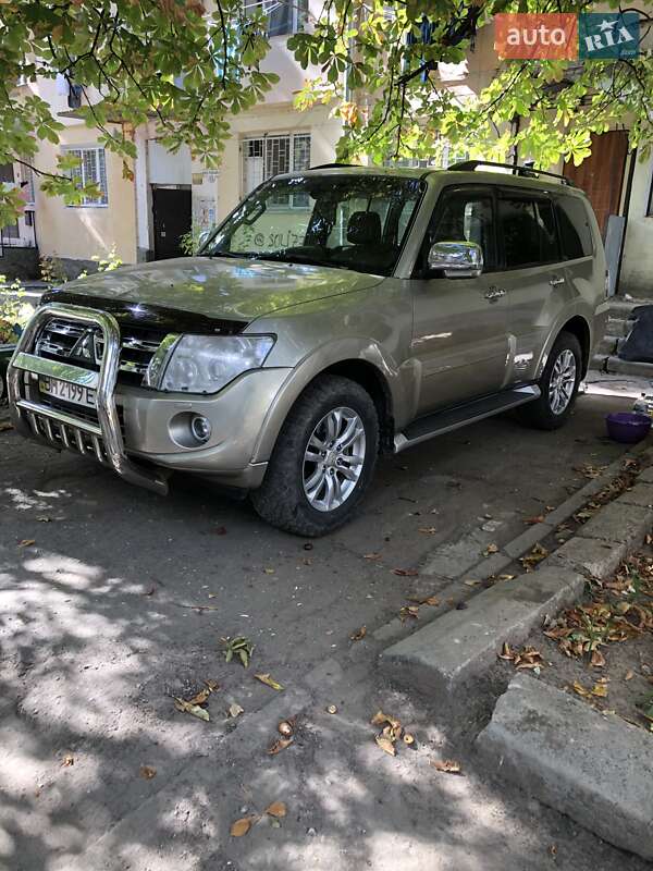 Внедорожник / Кроссовер Mitsubishi Pajero 2012 в Одессе