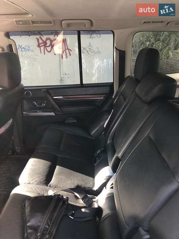 Внедорожник / Кроссовер Mitsubishi Pajero 2012 в Одессе