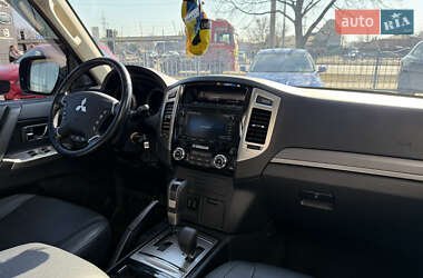 Внедорожник / Кроссовер Mitsubishi Pajero 2017 в 