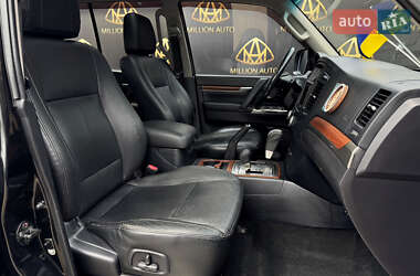 Позашляховик / Кросовер Mitsubishi Pajero 2012 в 