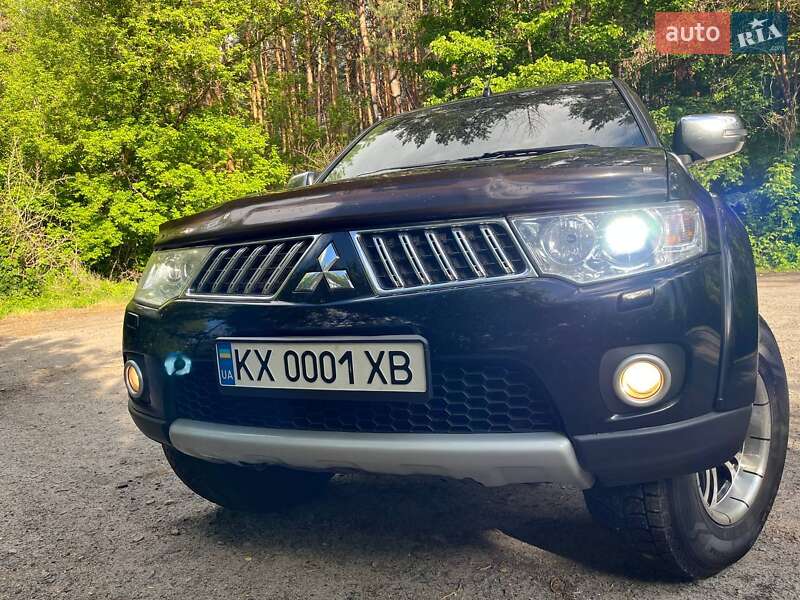 Внедорожник / Кроссовер Mitsubishi Pajero 2013 в Краснограде