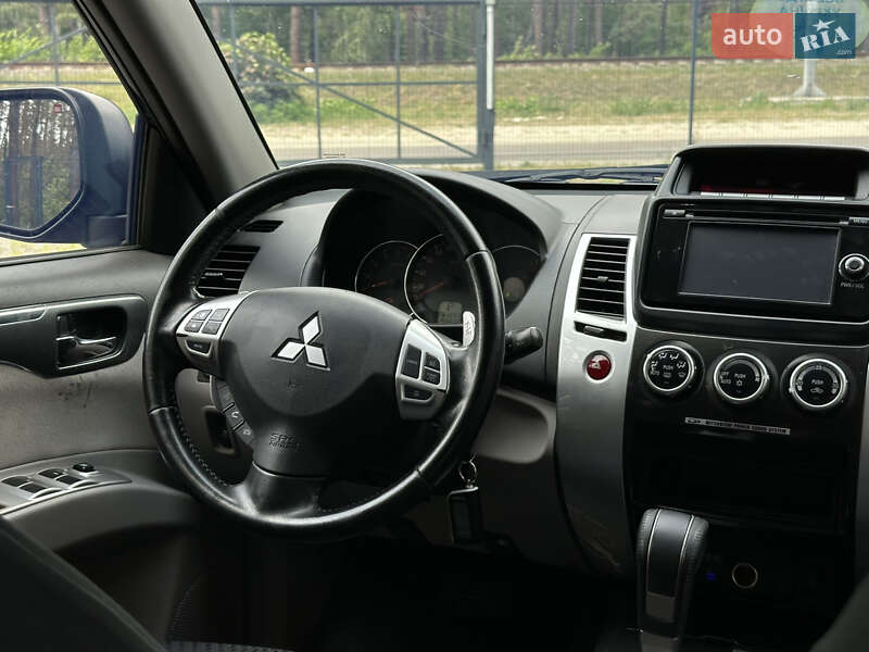 Внедорожник / Кроссовер Mitsubishi Pajero 2013 в Гостомеле