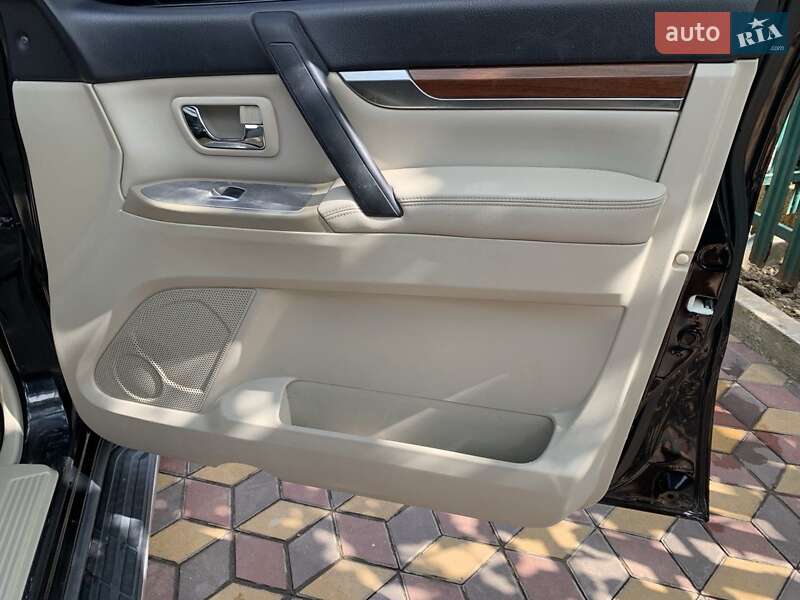 Внедорожник / Кроссовер Mitsubishi Pajero 2007 в Одессе