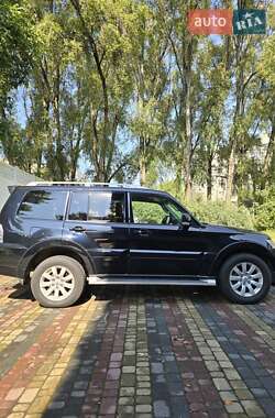 Позашляховик / Кросовер Mitsubishi Pajero 2011 в Чернівцях