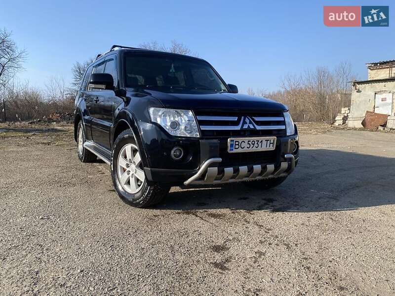 Внедорожник / Кроссовер Mitsubishi Pajero 2007 в Новояворовске