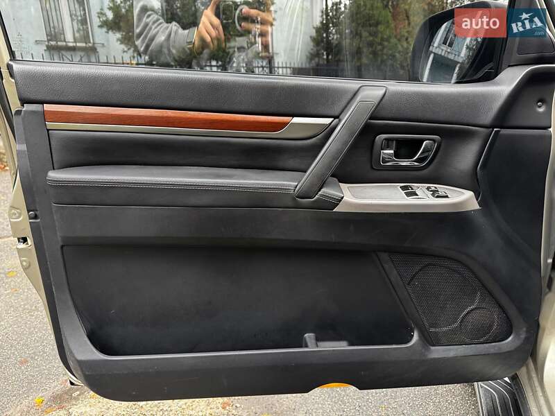 Внедорожник / Кроссовер Mitsubishi Pajero 2007 в Киеве