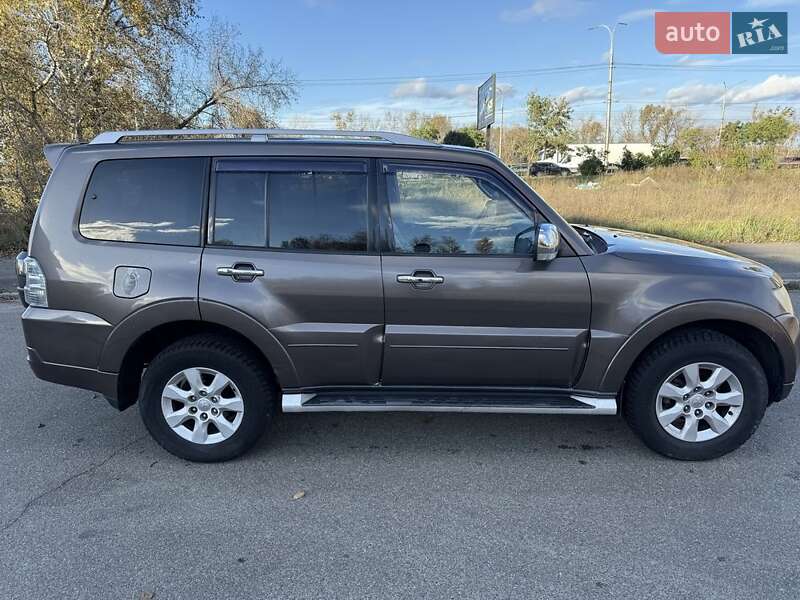 Внедорожник / Кроссовер Mitsubishi Pajero 2010 в Киеве
