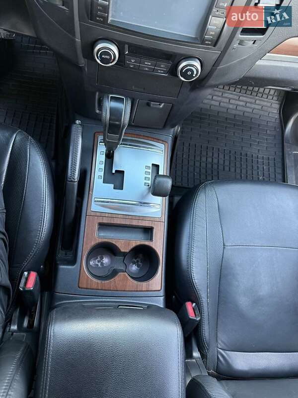 Внедорожник / Кроссовер Mitsubishi Pajero 2010 в Киеве
