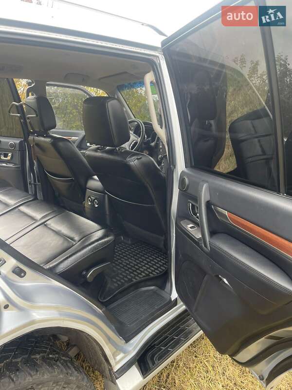 Внедорожник / Кроссовер Mitsubishi Pajero 2010 в Шостке