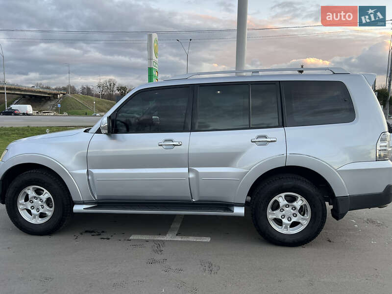 Позашляховик / Кросовер Mitsubishi Pajero 2007 в Києві
