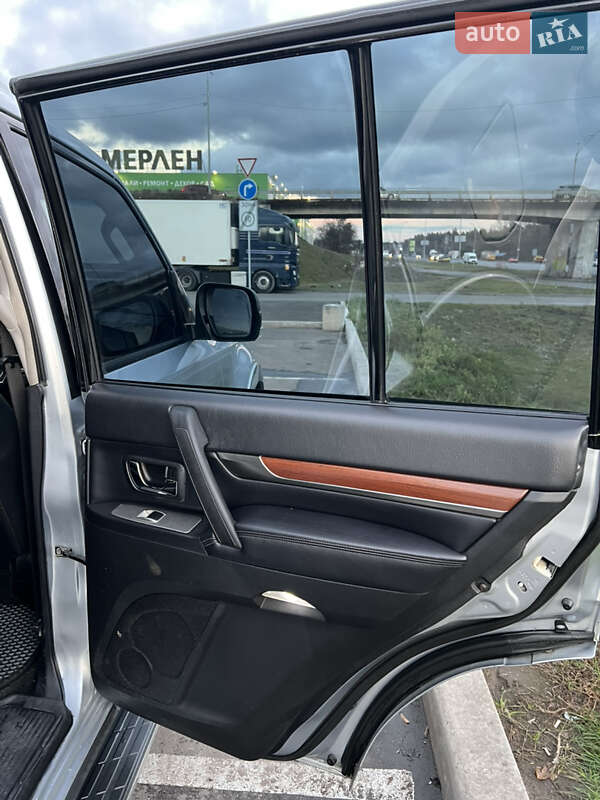 Позашляховик / Кросовер Mitsubishi Pajero 2007 в Києві