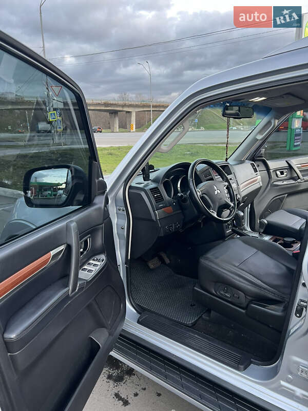 Позашляховик / Кросовер Mitsubishi Pajero 2007 в Києві