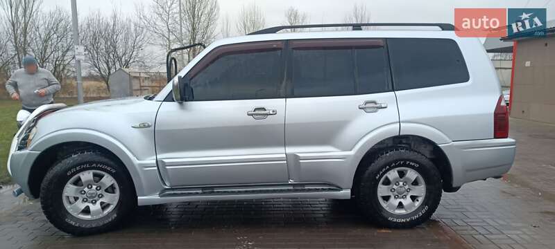 Внедорожник / Кроссовер Mitsubishi Pajero 2005 в Нововолынске