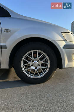 Минивэн Mitsubishi Space Wagon 2003 в 