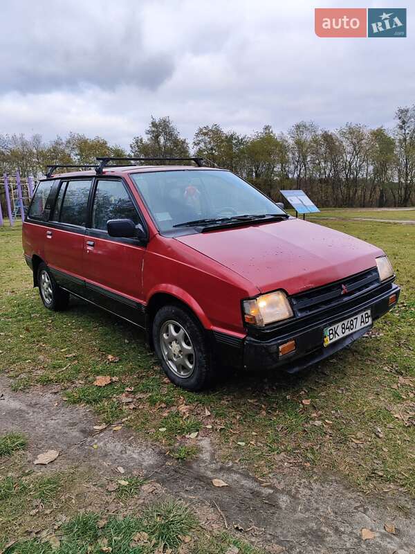 Минивэн Mitsubishi Space Wagon 1985 в Сарнах
