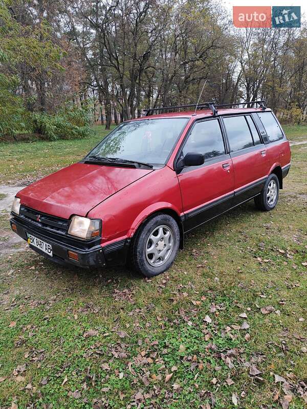 Минивэн Mitsubishi Space Wagon 1985 в Сарнах