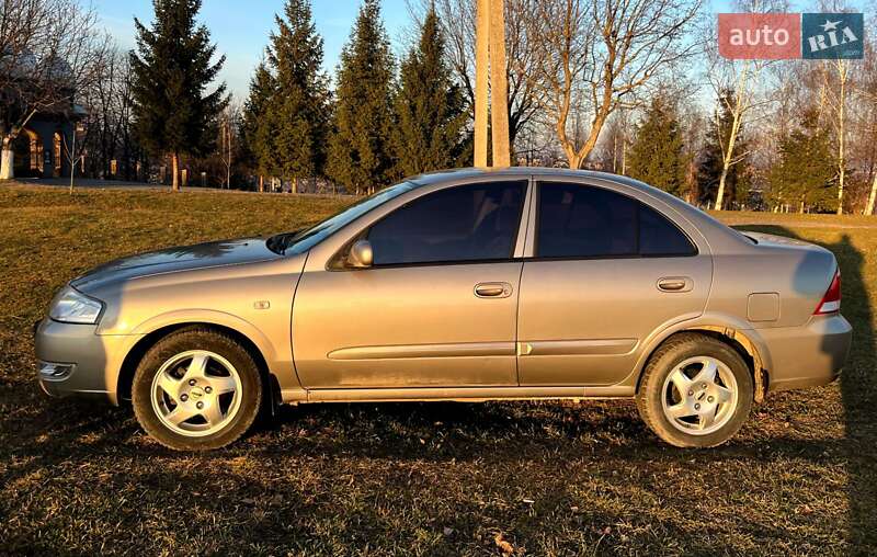 Седан Nissan Almera Classic 2010 в Черновцах