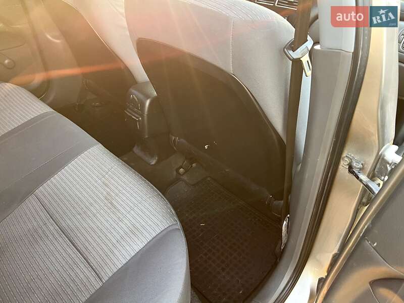 Седан Nissan Almera Classic 2010 в Черновцах