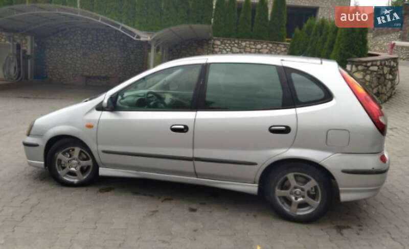 Минивэн Nissan Almera Tino 2001 в Волочиске