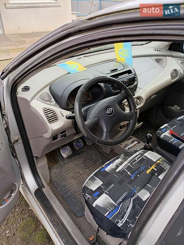 Nissan Almera Tino 2002
