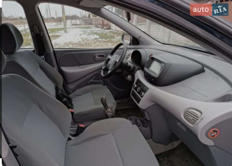 Минивэн Nissan Almera Tino 2004 в Шпитьках