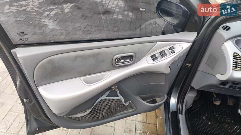 Минивэн Nissan Almera Tino 2005 в Лозовой