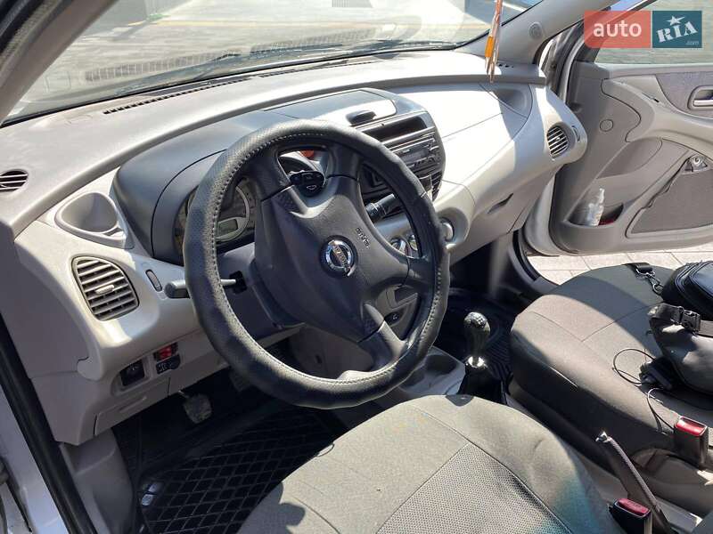 Минивэн Nissan Almera Tino 2001 в Шептицькому