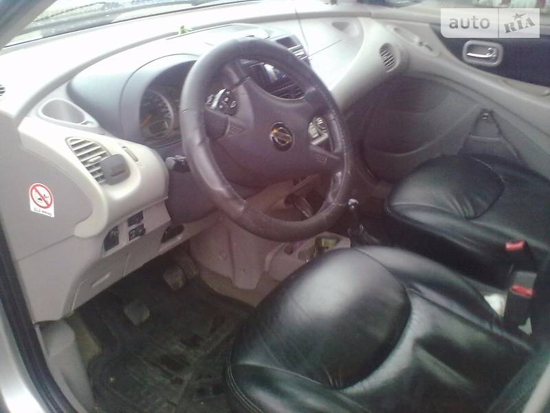 Хетчбек Nissan Almera 2001 в Ізмаїлі