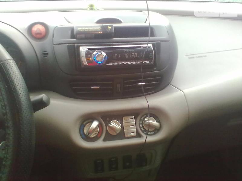 Хетчбек Nissan Almera 2001 в Ізмаїлі