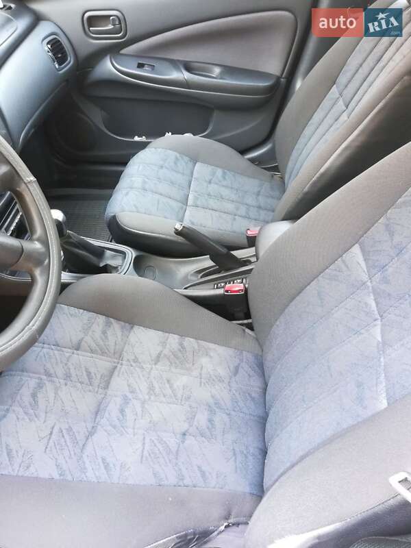 Седан Nissan Almera 2004 в Дніпрі