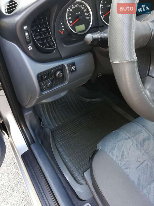 Седан Nissan Almera 2004 в Дніпрі