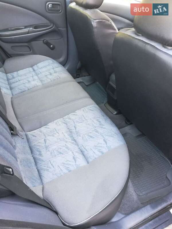 Седан Nissan Almera 2004 в Дніпрі