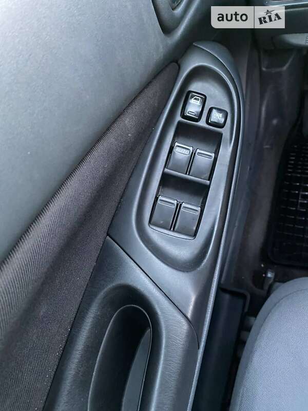 Хетчбек Nissan Almera 2004 в Дніпрі