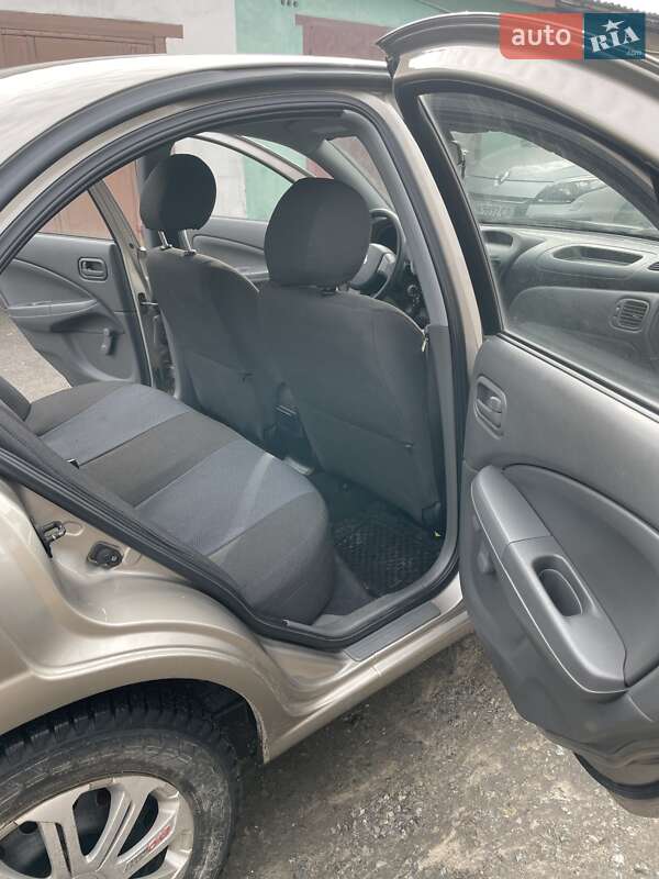 Седан Nissan Almera 2010 в Шепетівці