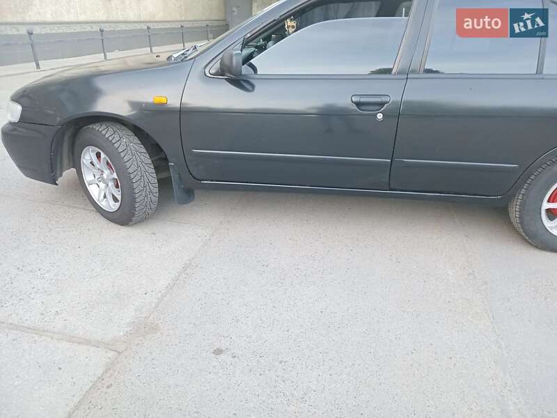 Седан Nissan Almera 1996 в Одессе