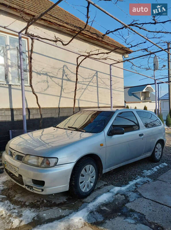 Хэтчбек Nissan Almera 1997 в Иршаве